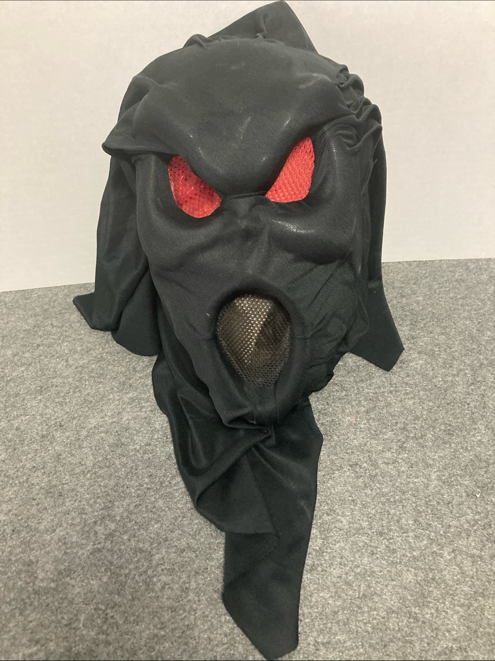 Halloween screamer goulash black 
Mask red eyes spooky  creepy adult one size